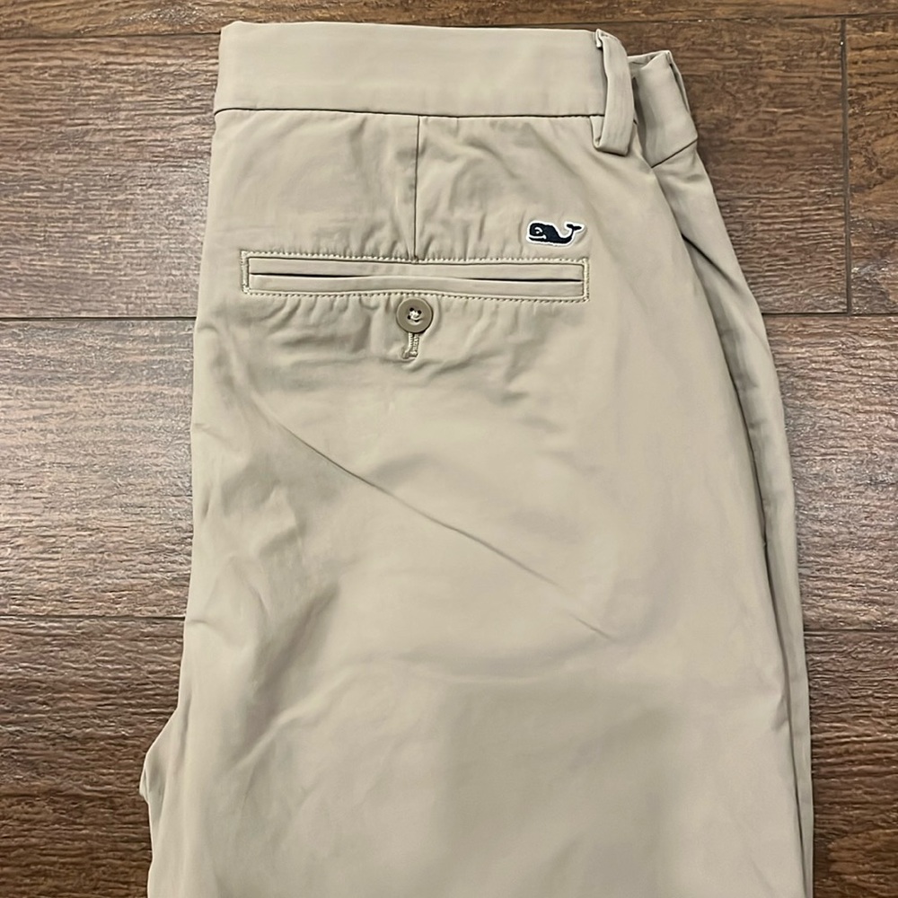 Vineyard Vines tech pants
Lightweight with built-in stretch